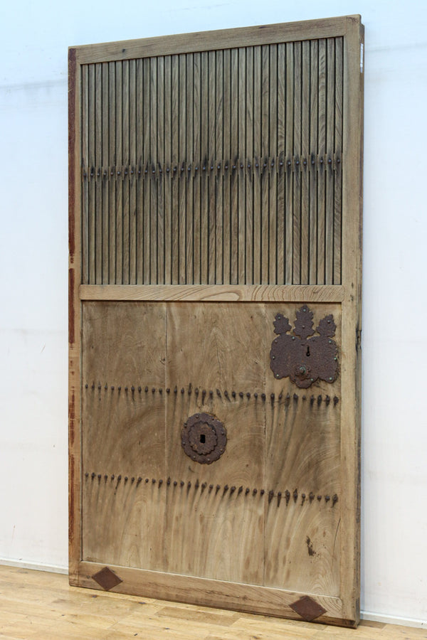 幅1088ミリ　自然な味わい深い木地の風合いに桐金具が風格を与える総欅富山蔵戸　G2504