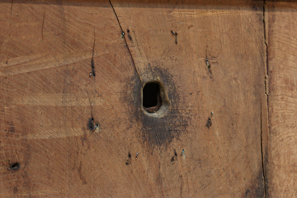 幅1088ミリ　自然な味わい深い木地の風合いに桐金具が風格を与える総欅富山蔵戸　G2504