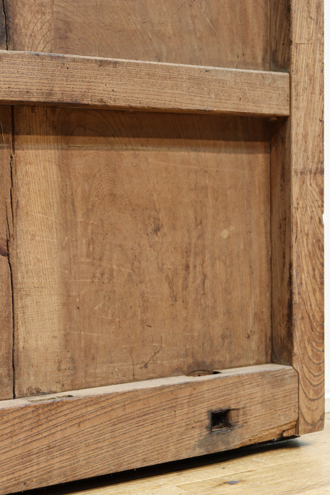 幅1088ミリ　自然な味わい深い木地の風合いに桐金具が風格を与える総欅富山蔵戸　G2504