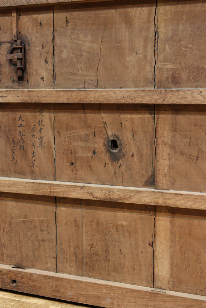 幅1088ミリ　自然な味わい深い木地の風合いに桐金具が風格を与える総欅富山蔵戸　G2504