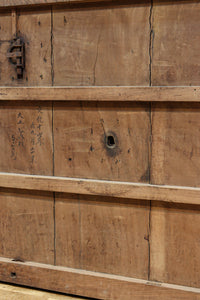 幅1088ミリ　自然な味わい深い木地の風合いに桐金具が風格を与える総欅富山蔵戸　G2504