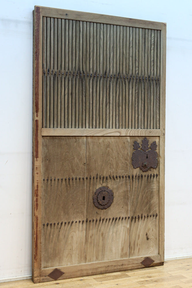 幅1088ミリ　自然な味わい深い木地の風合いに桐金具が風格を与える総欅富山蔵戸　G2504