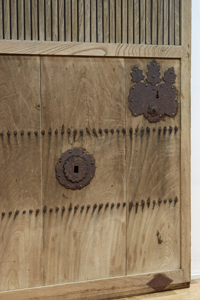 幅1088ミリ　自然な味わい深い木地の風合いに桐金具が風格を与える総欅富山蔵戸　G2504