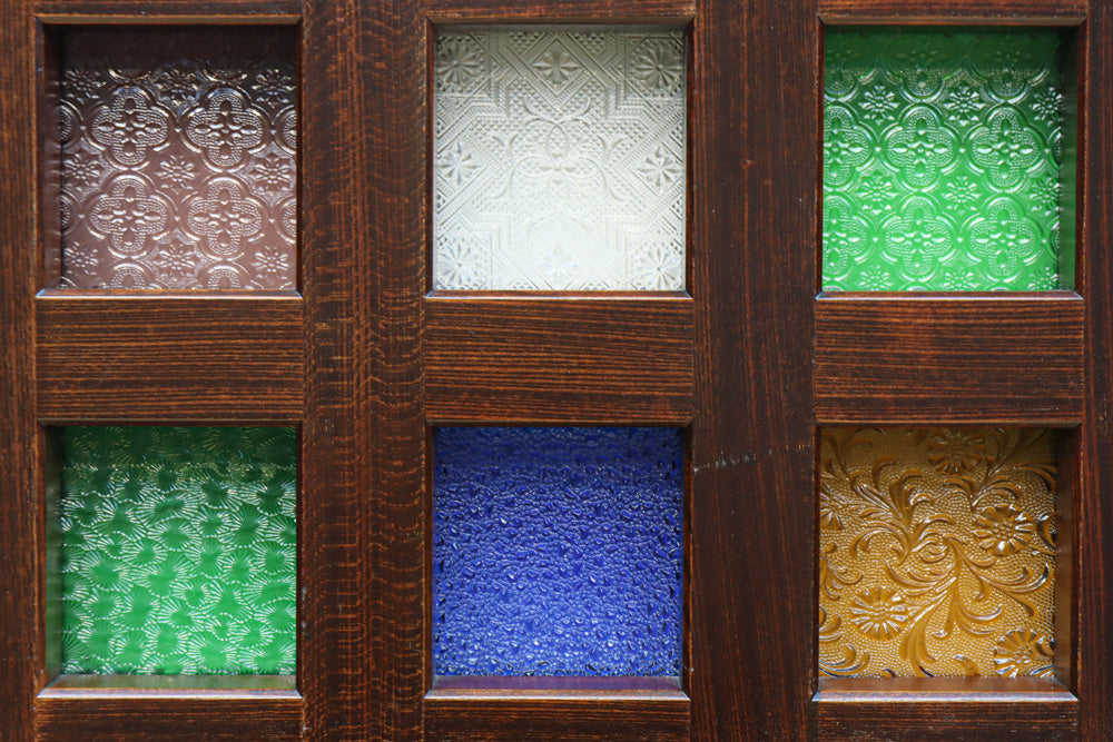 幅873ミリ　升格子を飾る多種類の色ガラスが煌びやかな極上ガラス戸　G2505