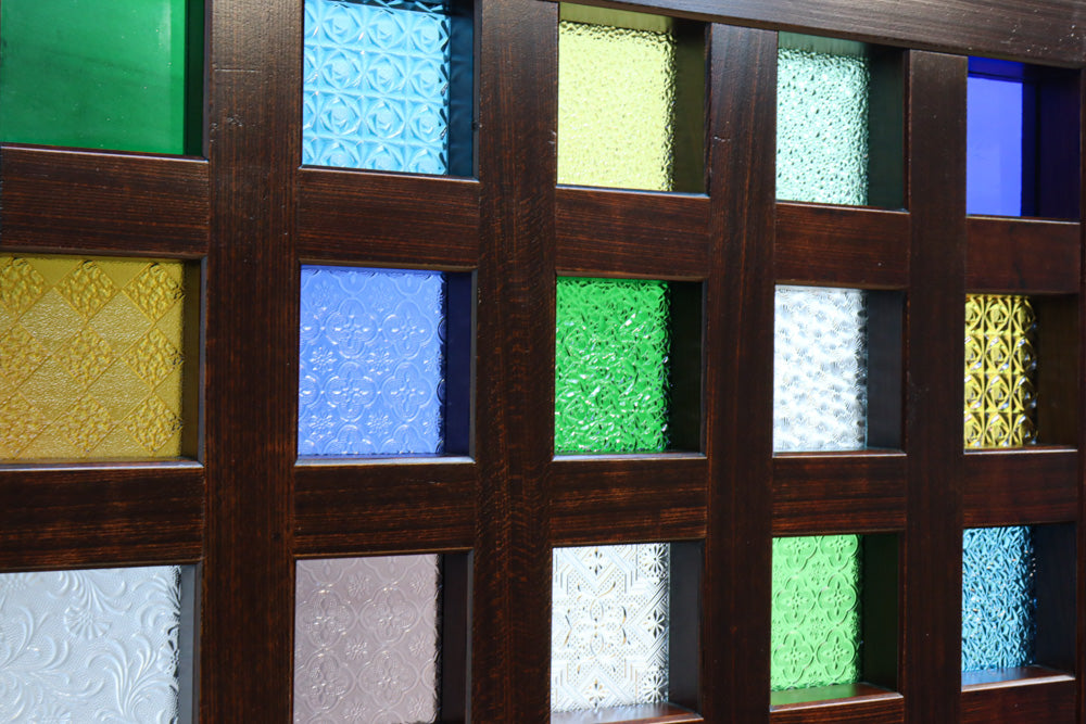 幅873ミリ　升格子を飾る多種類の色ガラスが煌びやかな極上ガラス戸　G2505