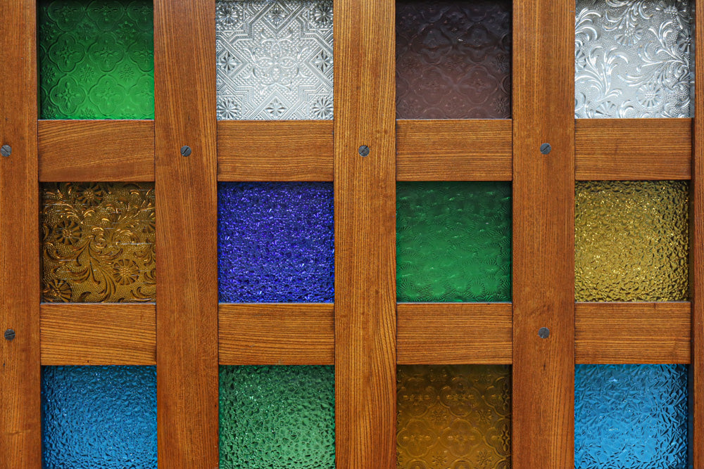 幅873ミリ　升格子を飾る多種類の色ガラスが煌びやかな極上ガラス戸　G2505