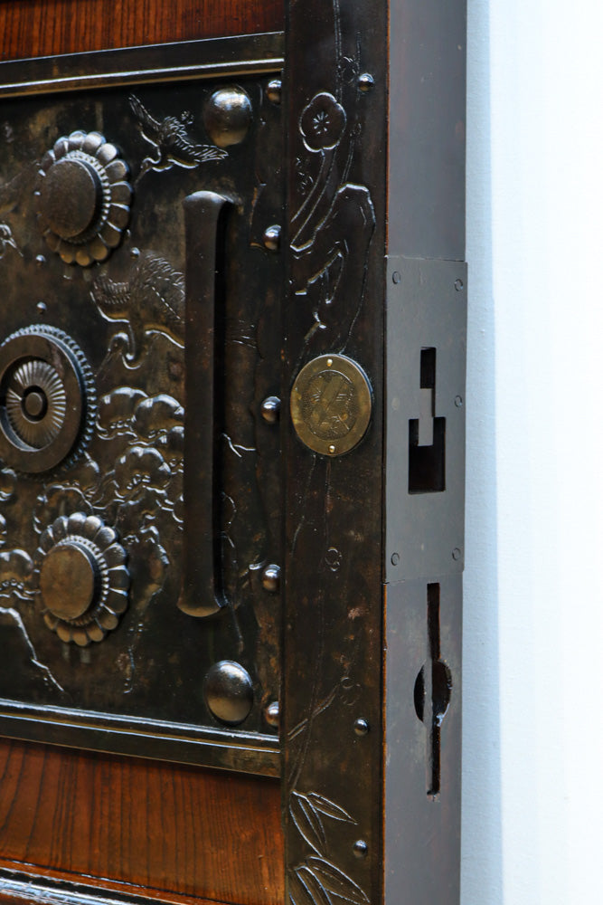 稀少幅927ミリ　美しい杢目に重厚金具の貫禄漂う庄内蔵戸　G2506