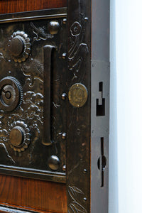 稀少幅927ミリ　美しい杢目に重厚金具の貫禄漂う庄内蔵戸　G2506