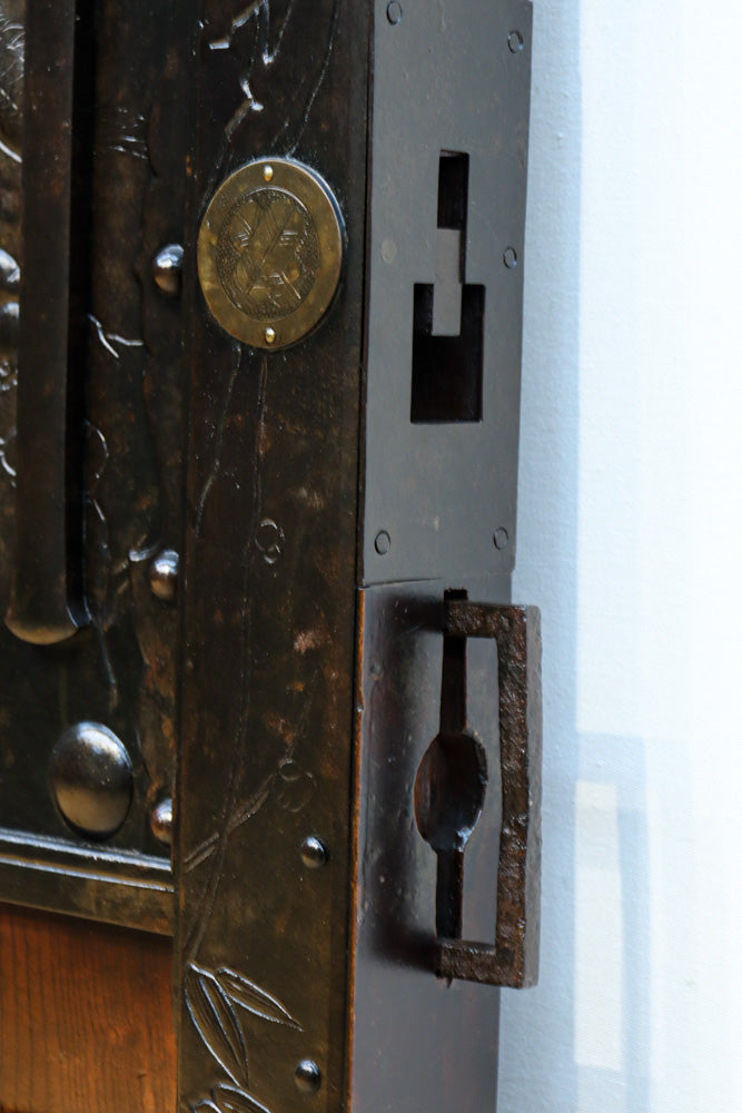 稀少幅927ミリ　美しい杢目に重厚金具の貫禄漂う庄内蔵戸　G2506