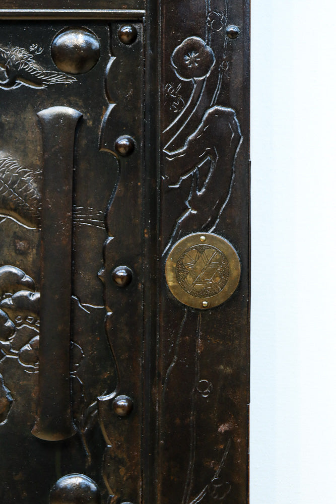 稀少幅927ミリ　美しい杢目に重厚金具の貫禄漂う庄内蔵戸　G2506