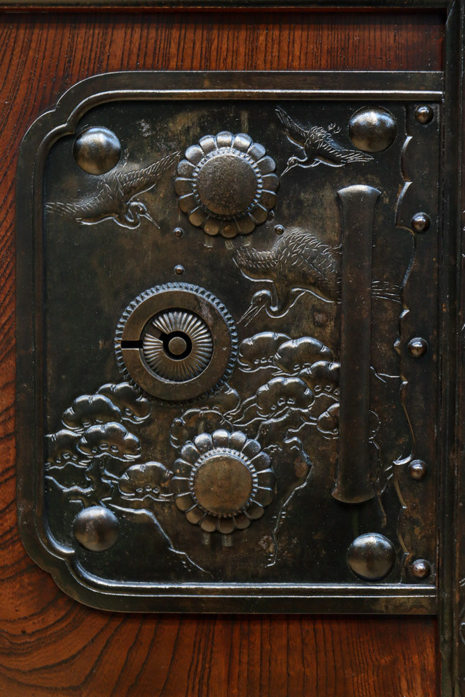 稀少幅927ミリ　美しい杢目に重厚金具の貫禄漂う庄内蔵戸　G2506