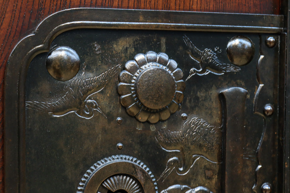 稀少幅927ミリ　美しい杢目に重厚金具の貫禄漂う庄内蔵戸　G2506