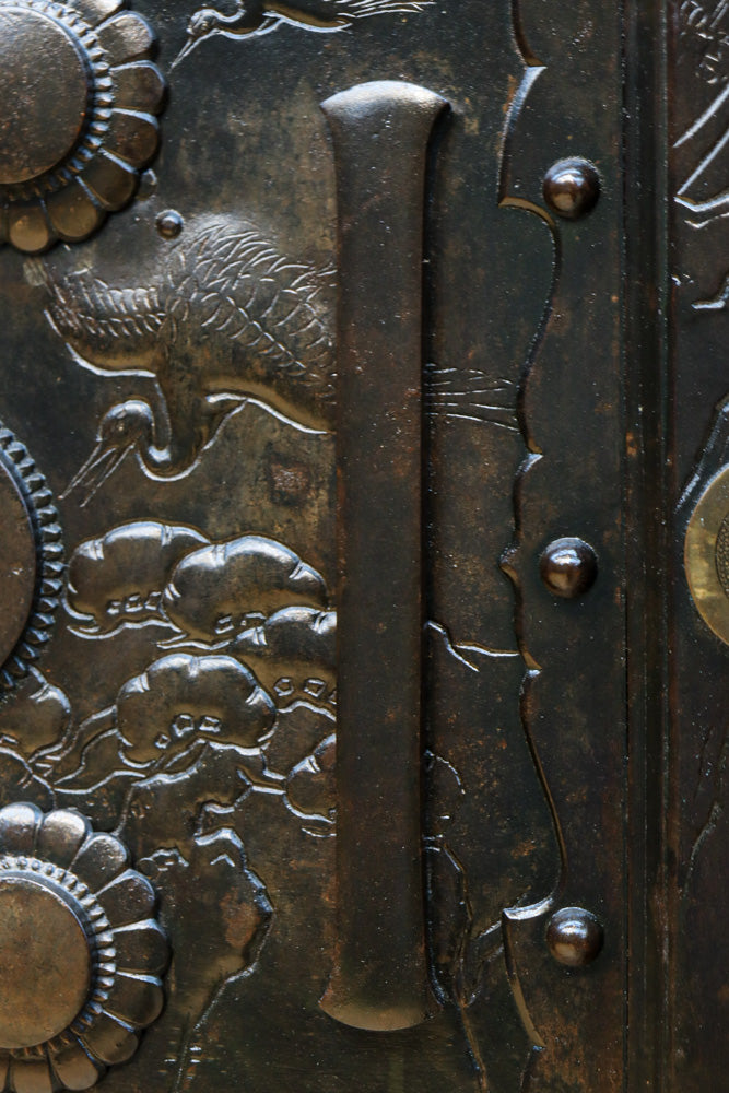 稀少幅927ミリ　美しい杢目に重厚金具の貫禄漂う庄内蔵戸　G2506