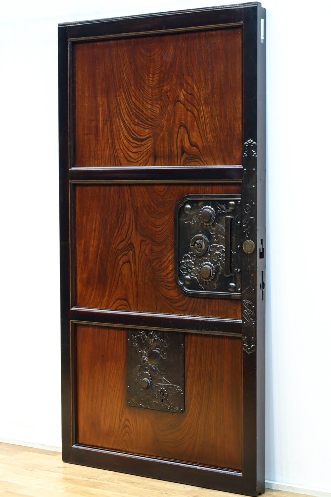 稀少幅927ミリ　美しい杢目に重厚金具の貫禄漂う庄内蔵戸　G2506