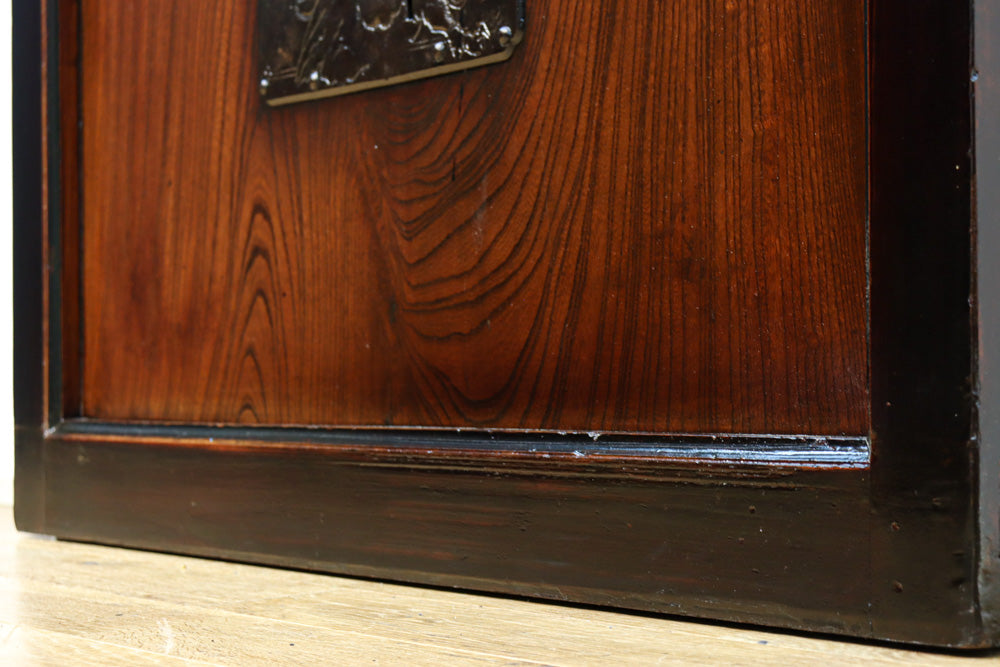 稀少幅927ミリ　美しい杢目に重厚金具の貫禄漂う庄内蔵戸　G2506