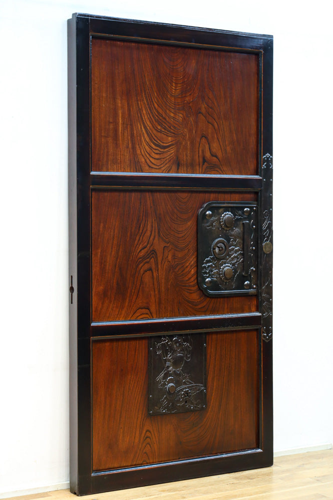 稀少幅927ミリ　美しい杢目に重厚金具の貫禄漂う庄内蔵戸　G2506