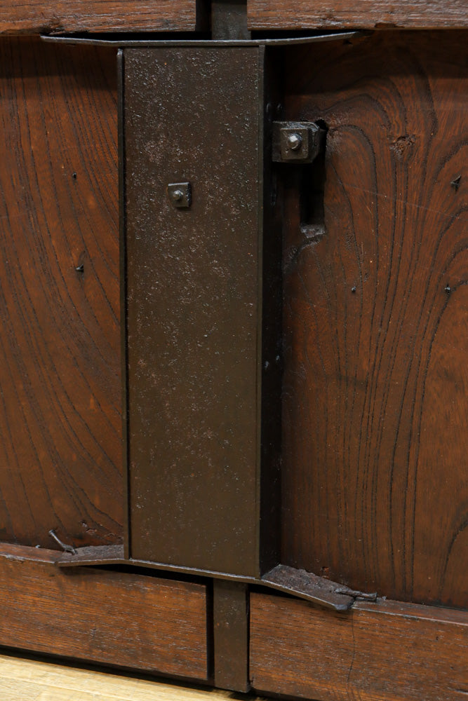 稀少幅927ミリ　美しい杢目に重厚金具の貫禄漂う庄内蔵戸　G2506