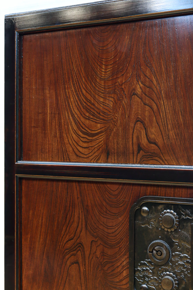 稀少幅927ミリ　美しい杢目に重厚金具の貫禄漂う庄内蔵戸　G2506