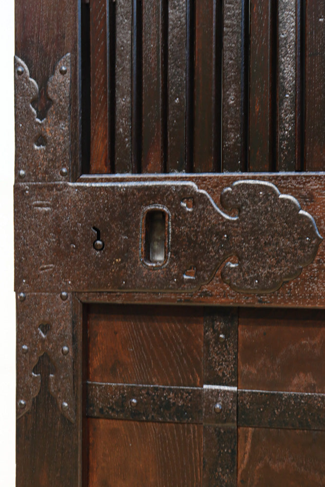 幅1178ミリ　重厚な帯鉄格子と巾着金具を纏う格調高い富山蔵戸　G2508