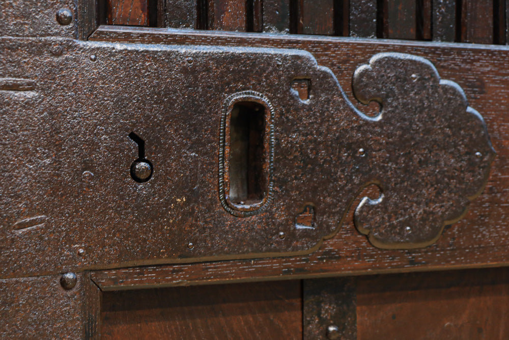 幅1178ミリ　重厚な帯鉄格子と巾着金具を纏う格調高い富山蔵戸　G2508