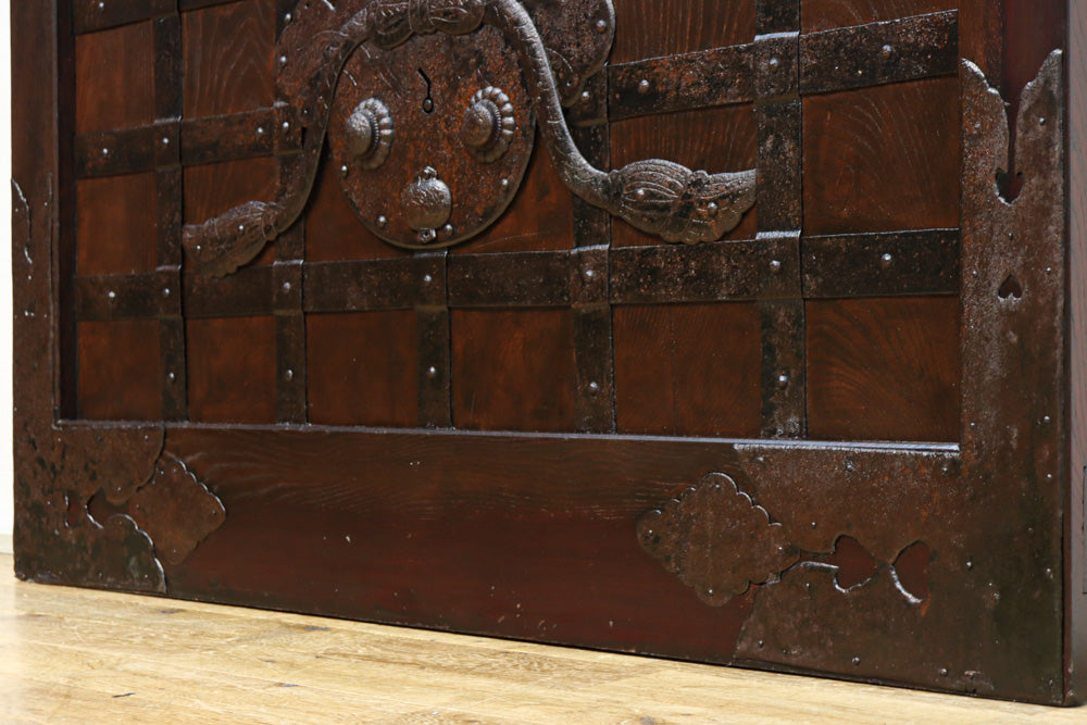 幅1178ミリ　重厚な帯鉄格子と巾着金具を纏う格調高い富山蔵戸　G2508