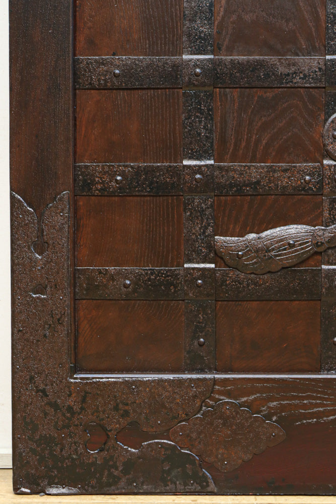 幅1178ミリ　重厚な帯鉄格子と巾着金具を纏う格調高い富山蔵戸　G2508