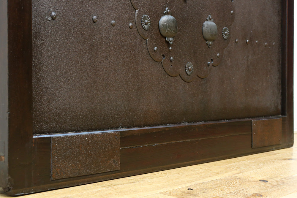 幅1207ミリ　重厚な鉄板を腰板に備えた貫禄ある富山蔵戸　G2509