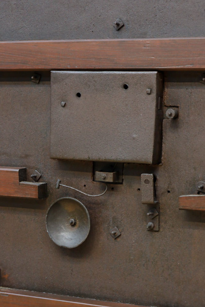 幅1207ミリ　重厚な鉄板を腰板に備えた貫禄ある富山蔵戸　G2509