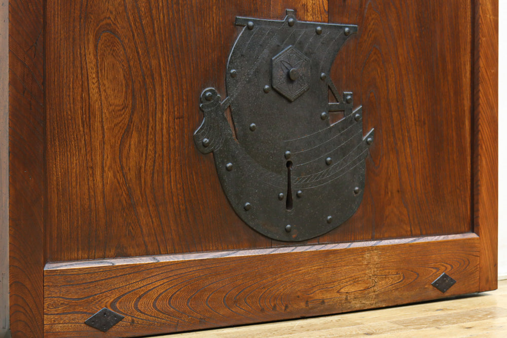 幅1231ミリ　宝船金具!! 美しい欅杢目の珍品蔵戸　G2510