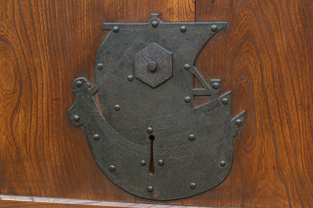 幅1231ミリ　宝船金具!! 美しい欅杢目の珍品蔵戸　G2510