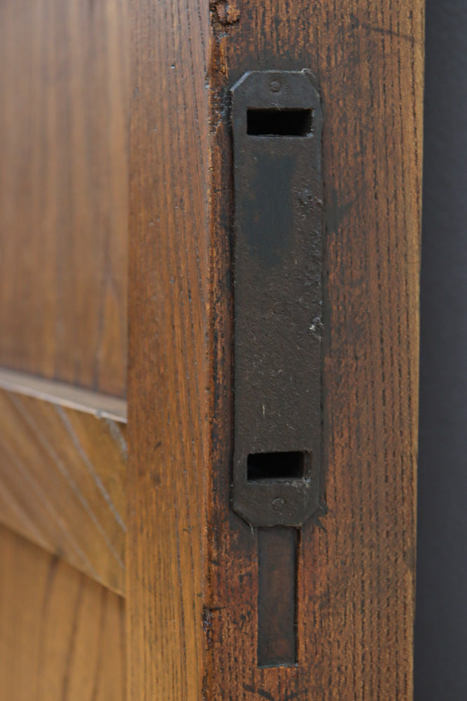 幅1231ミリ　宝船金具!! 美しい欅杢目の珍品蔵戸　G2510