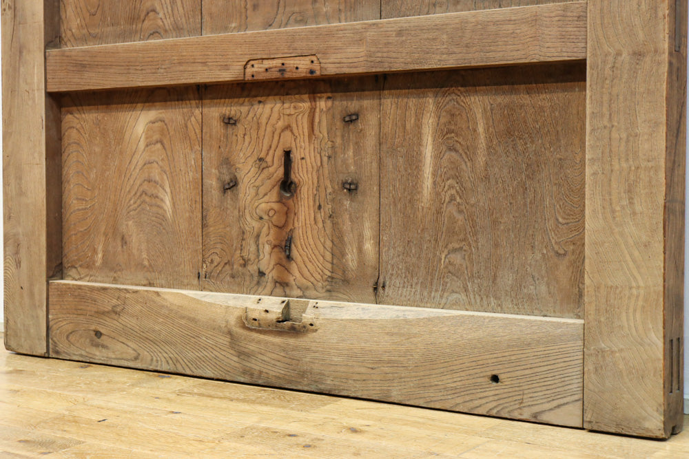 幅1295ミリ　美麗な杢目が浮かぶ重厚感ある総けやき越後蔵戸　G2513