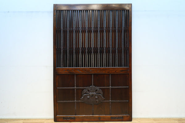 幅1288ミリ　巾着模様の装飾金具と美しい帯鉄格子を纏った格調高い総欅富山蔵戸　G2514