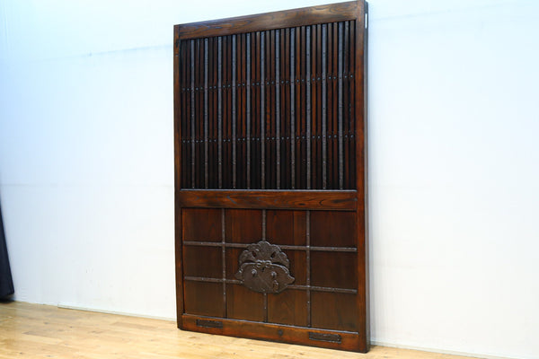 幅1288ミリ　巾着模様の装飾金具と美しい帯鉄格子を纏った格調高い総欅富山蔵戸　G2514