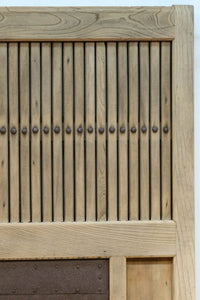 幅1297ミリ　大らかな杢目が浮かぶ堅牢な作りの格子蔵戸　G2517