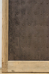 幅1297ミリ　大らかな杢目が浮かぶ堅牢な作りの格子蔵戸　G2517