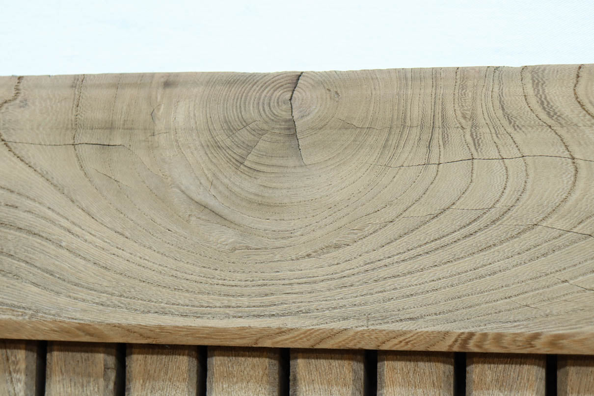 幅1297ミリ　大らかな杢目が浮かぶ堅牢な作りの格子蔵戸　G2517