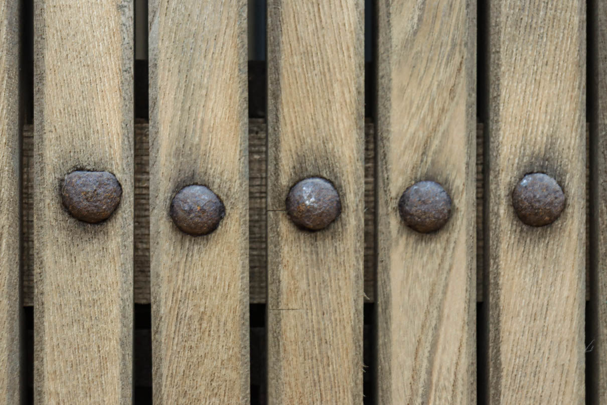 幅1297ミリ　大らかな杢目が浮かぶ堅牢な作りの格子蔵戸　G2517