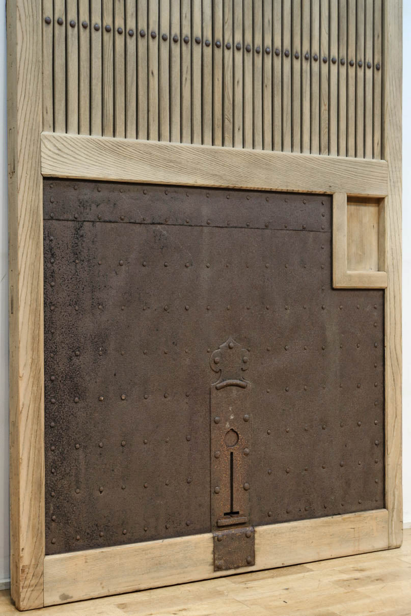 幅1297ミリ　大らかな杢目が浮かぶ堅牢な作りの格子蔵戸　G2517