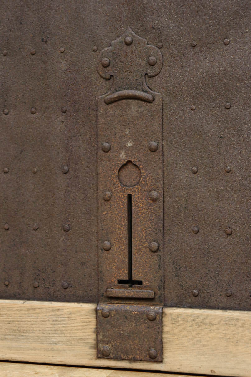 幅1297ミリ　大らかな杢目が浮かぶ堅牢な作りの格子蔵戸　G2517