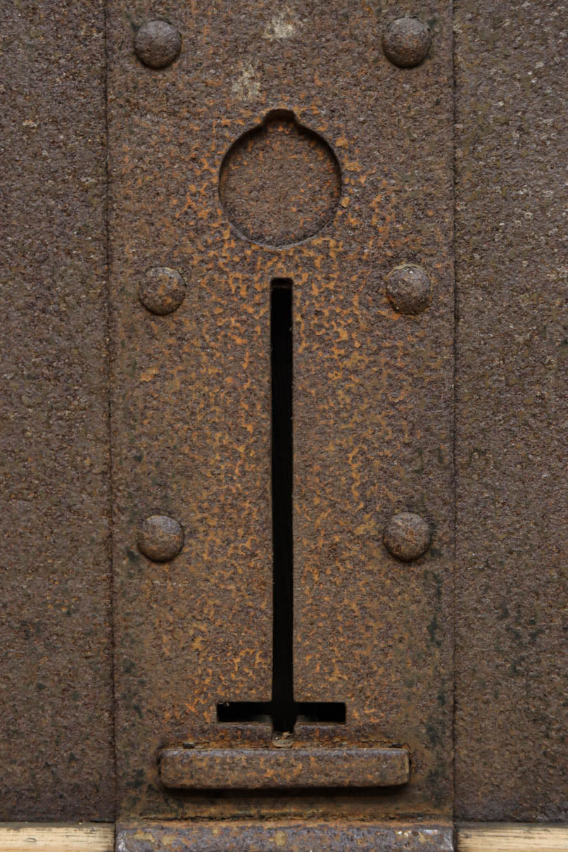 幅1297ミリ　大らかな杢目が浮かぶ堅牢な作りの格子蔵戸　G2517