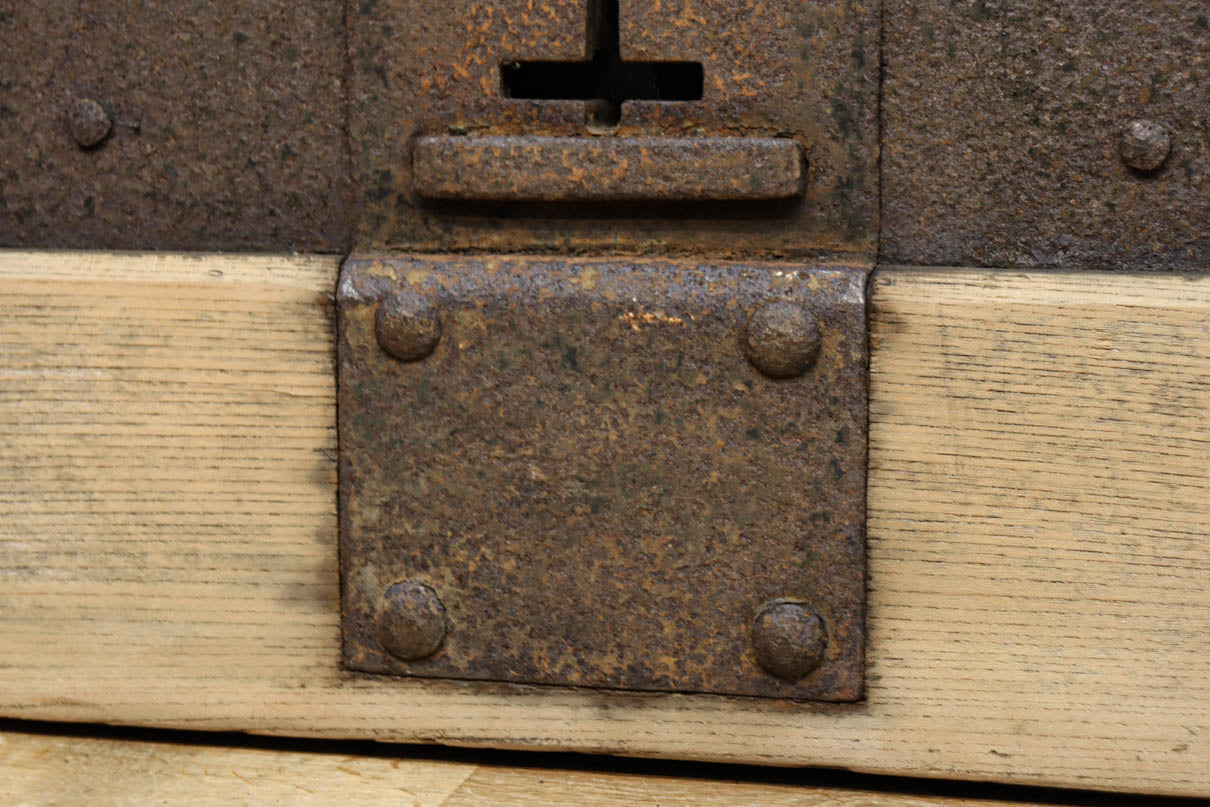 幅1297ミリ　大らかな杢目が浮かぶ堅牢な作りの格子蔵戸　G2517