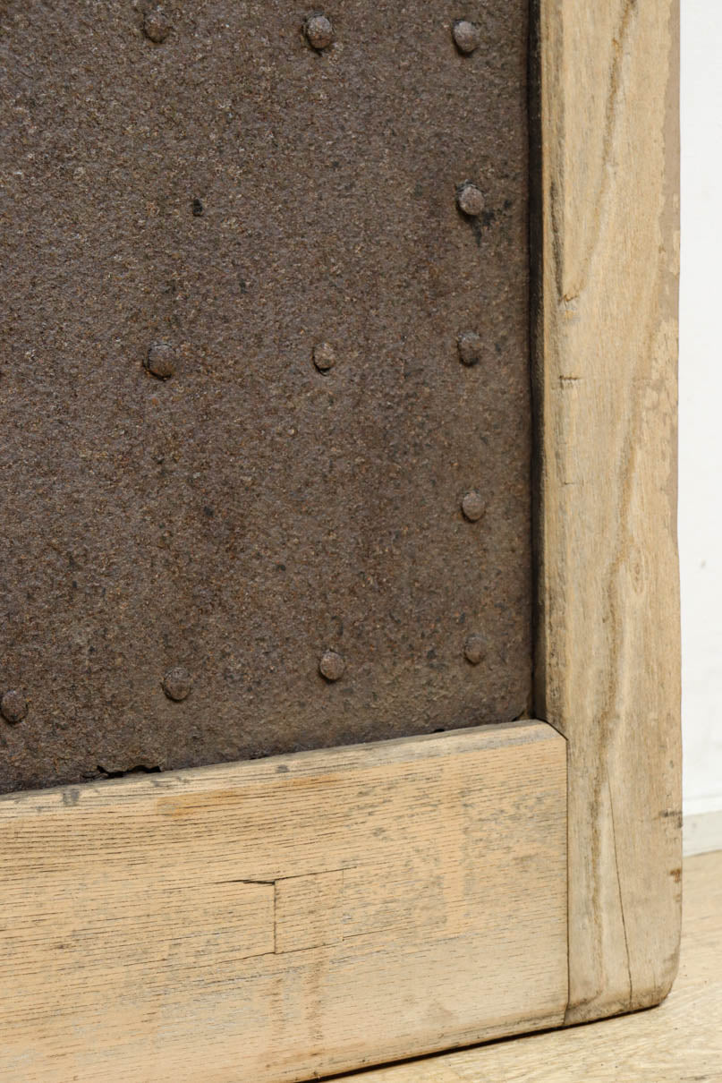 幅1297ミリ　大らかな杢目が浮かぶ堅牢な作りの格子蔵戸　G2517