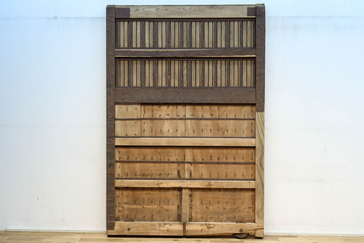 幅1297ミリ　大らかな杢目が浮かぶ堅牢な作りの格子蔵戸　G2517