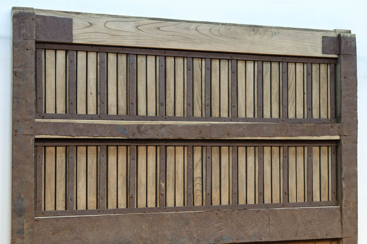 幅1297ミリ　大らかな杢目が浮かぶ堅牢な作りの格子蔵戸　G2517