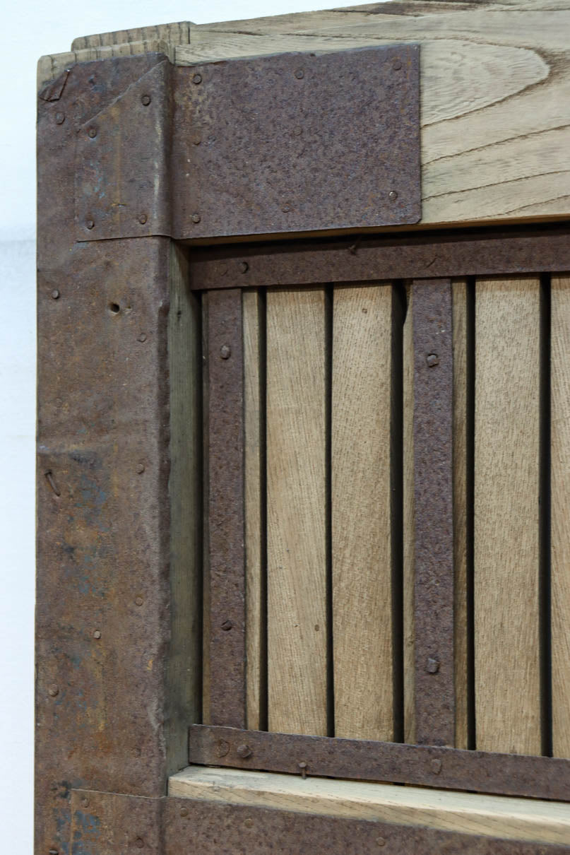 幅1297ミリ　大らかな杢目が浮かぶ堅牢な作りの格子蔵戸　G2517