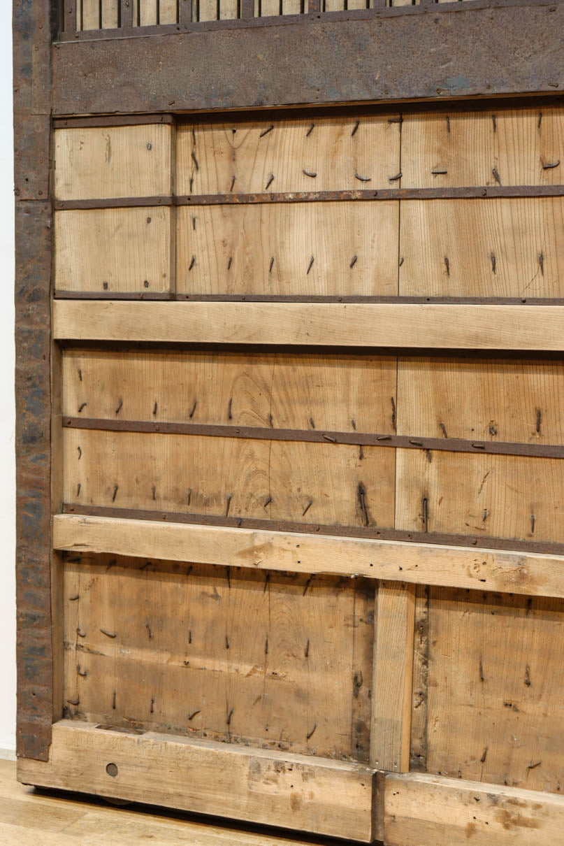 幅1297ミリ　大らかな杢目が浮かぶ堅牢な作りの格子蔵戸　G2517