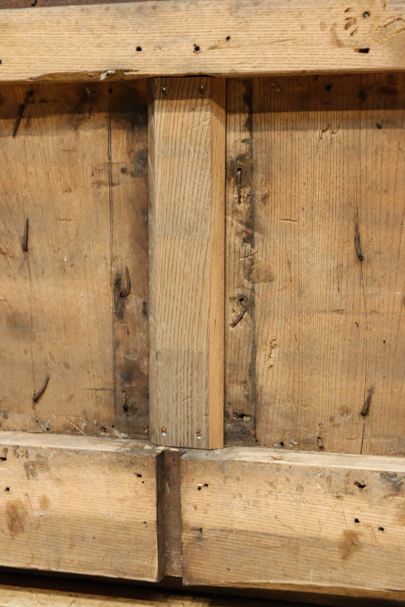 幅1297ミリ　大らかな杢目が浮かぶ堅牢な作りの格子蔵戸　G2517