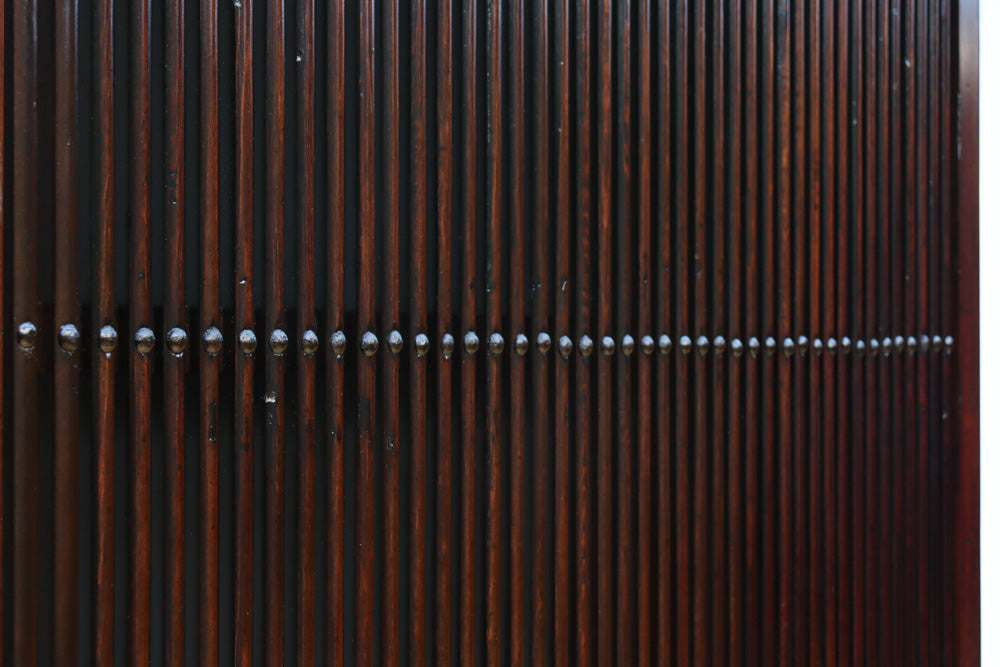 幅1200ミリ 三つ重ね松葉金具で格調ある格子庄内蔵戸　G2522