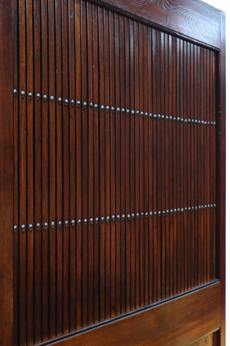 幅1392ミリ　艶やかな漆の色彩に装飾金具が格調を感じさせる総けやき富山蔵戸　G2524